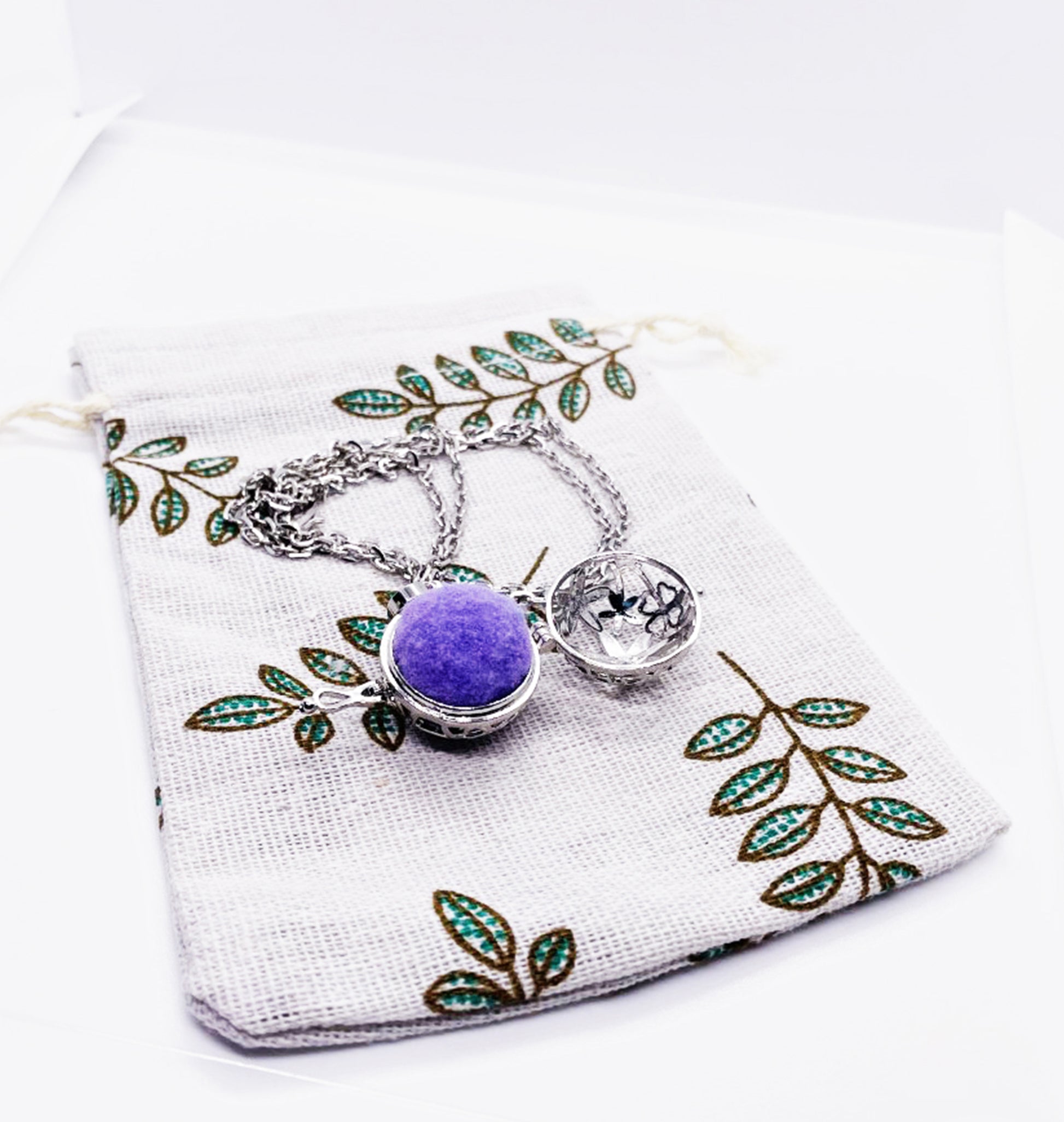 Round Flower Aromatherapy Pendant Necklace